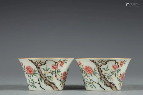 A PAIR OF FAMILLE ROSE HOOF-SHAPED VASES