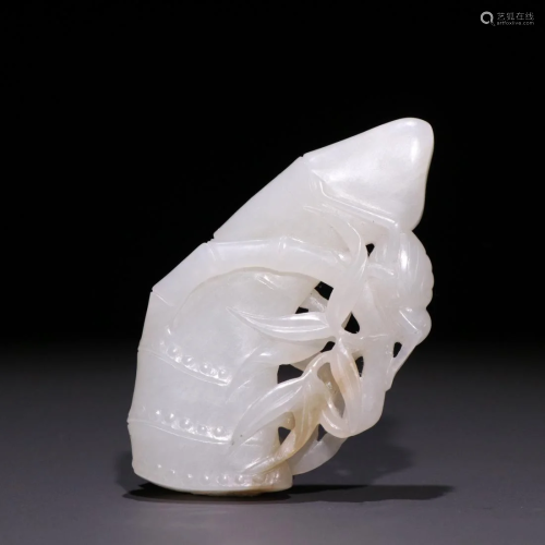 AN OPENWORK WHITE JADE CARVING ORNAMENT