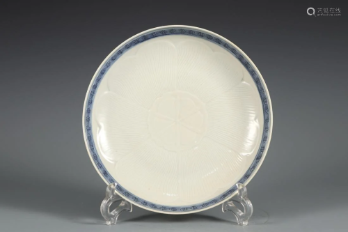 A BLUE AND WHITE ENGRAVED FLORAL PORCELAIN PLATE