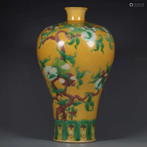 A JAUNE GROUND TRI-COLOR GLAZED MEIPING VASE