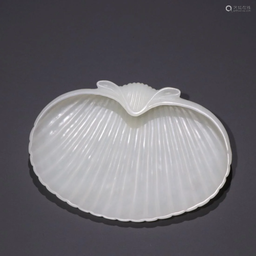 A WHITE JADE CARVING SHELL-SHAPED BRUSH WASHER