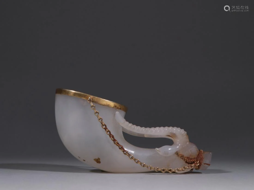 A PARTIALLY GOLD COVERED AGATE CARVED OX HORN CUP