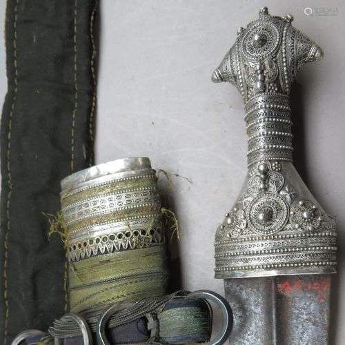 ‡ AN ARAB DAGGER (JAMBIYA)^ LATE 19TH/20TH CENTURY