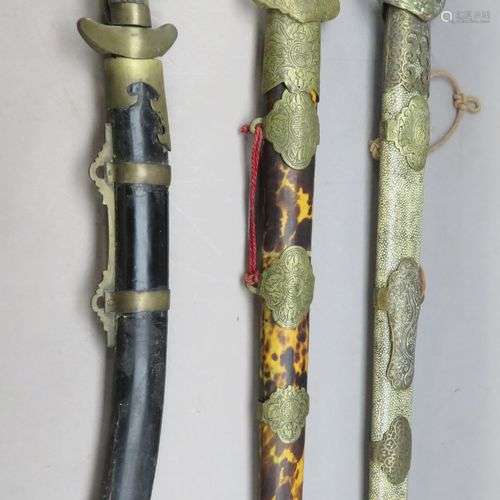 ˜A PAIR OF CHINESE HORN AND BRASS-MOUNTED SWORDS^ QING DYNAS...