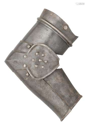 Ⓦ A NORTH EUROPEAN VAMBRACE FOR THE RIGHT ARM^ EARLY 17TH CE...