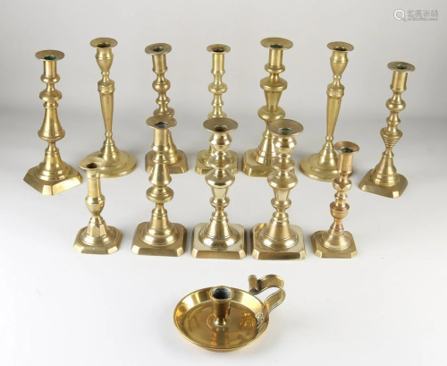 Lot with thirteen antique English brass candlesticks.