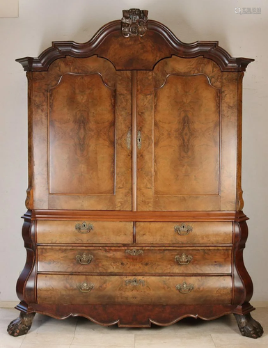 Dutch burr walnut linen cabinet. Baroque. 18th - 19th