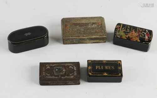 Lot of five antique snuff boxes/sulphur boxes. 3x paper