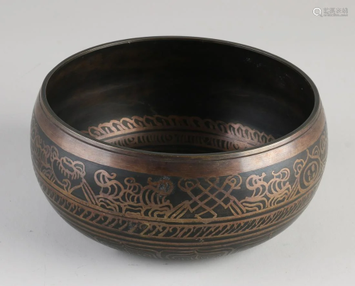 Tibetan bronze singing bowl with etched decor and lotus