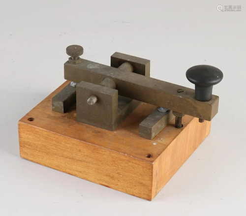 Brass Morse key. Dutch militaria, 1950s. Dimensions