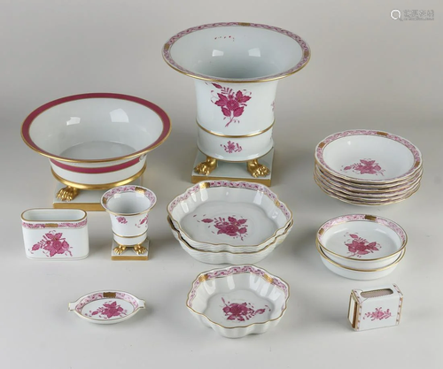 Lot with 17 parts Herend porcelain. Handpainted with