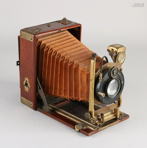 Antique German walnut Ibsor DRP camera with lens Hugo