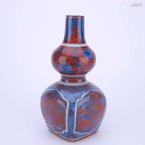 青花矾红花卉纹葫芦瓶