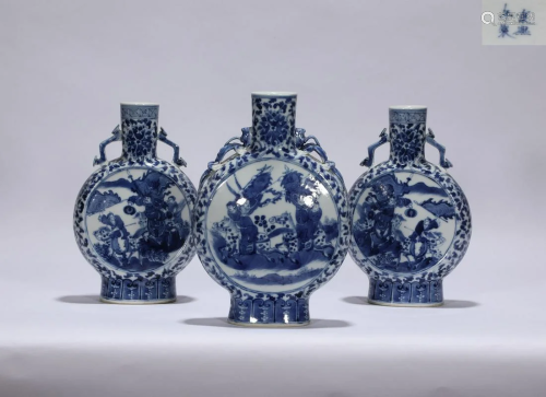 Double-ear bottle of blue and white characters of
