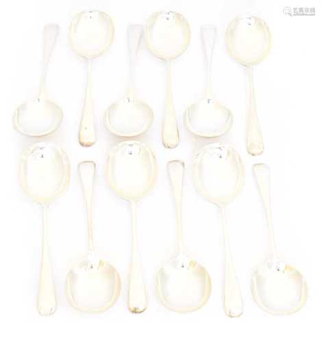 Twelve Elizabeth II silver soup spoons,