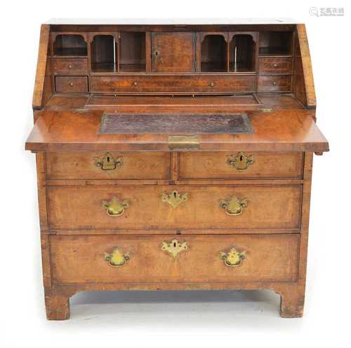 18th-century walnut veneered bureau