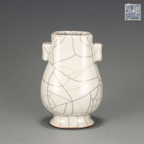 A Ge-ware Crackle Arrow Vase