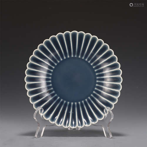 A Blue Glazed Chrusanthemum Plate