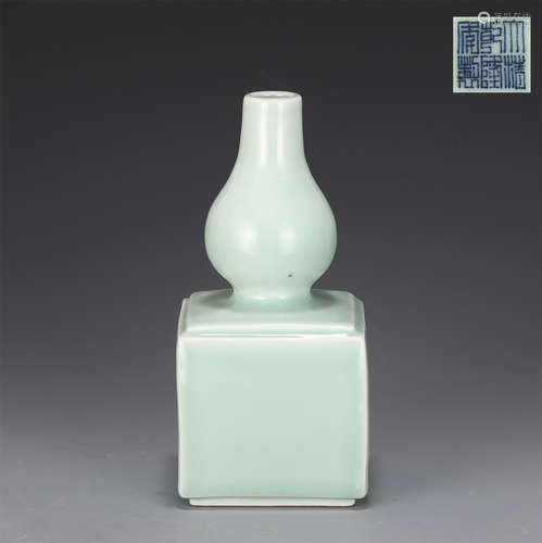 A Celadon Glazed Double Gourds Vase