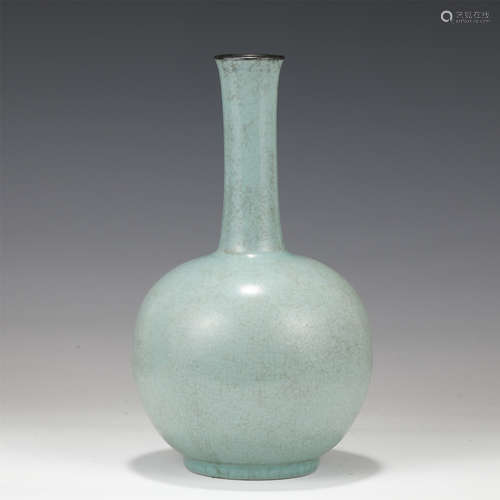 A Ru-ware Crackle Bottle Vase