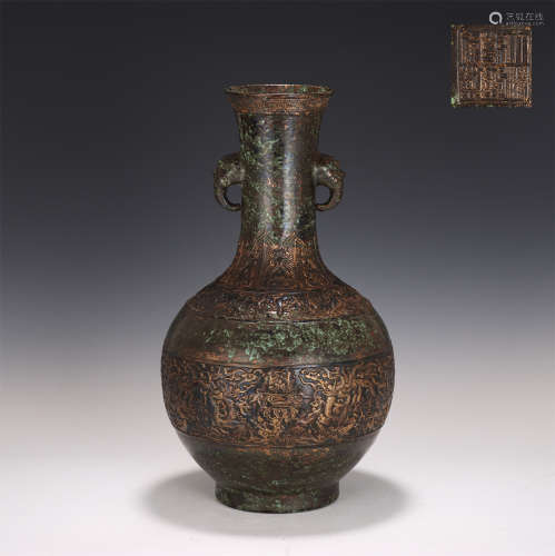 An Archaistic Form Bottle Vase