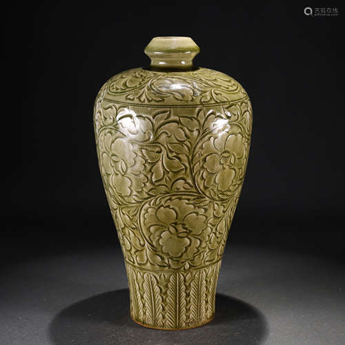 An Incised Yaozhou Vase Meiping