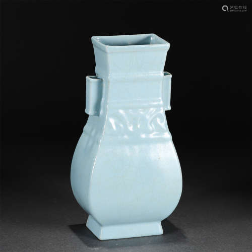 A Guan-ware Crackle Arrow Vase