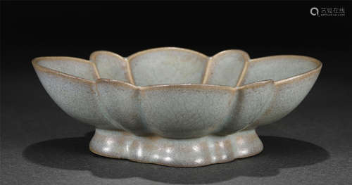 A Guan-ware Lobed Washer