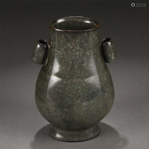 A Guan-ware Crackle Arrow Vase