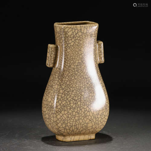 A Ge-ware Crackle Arrow Vase