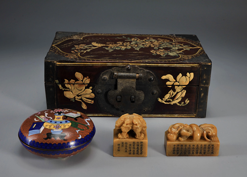 Two Carved Tianhuang Seals with Box