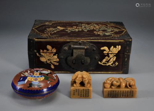 Two Carved Tianhuang Seals with Box