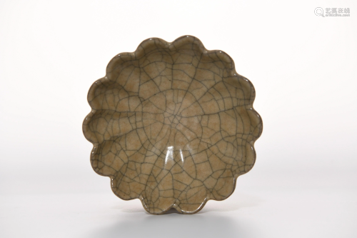 A Ge-ware Lobed Dish Song Dynasty Style