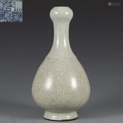 A Ge-ware Garlic Head Vase