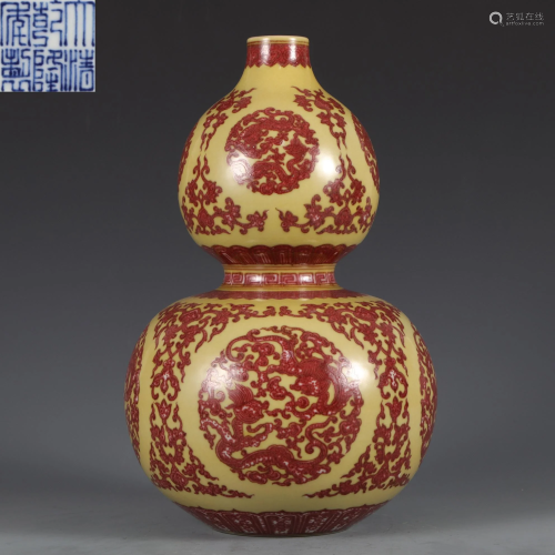 A Red and Yellow Enameled Double Gourds Vase