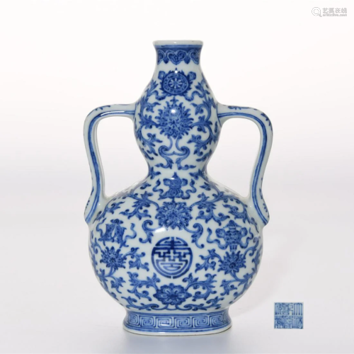 A Blue and White Double Gourds Vase Qianlong