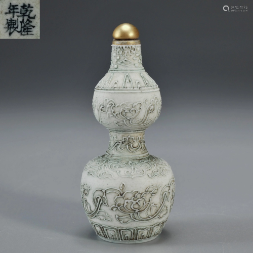 A Porcelain Lotus Scrolls Snuff Bottle