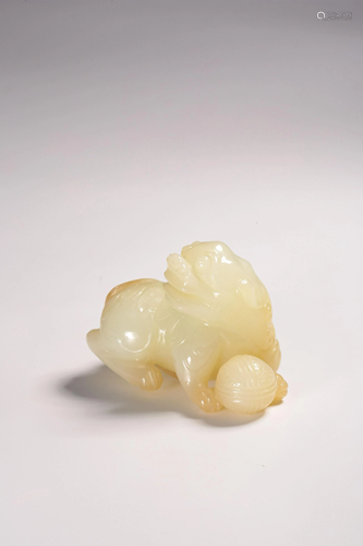 A CARVED WHITE JADE LION.QING PERIOD