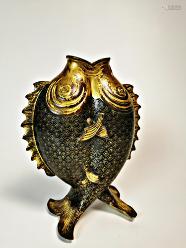 A GILT-BRONZE 'FISH' VASE.QING PERIOD