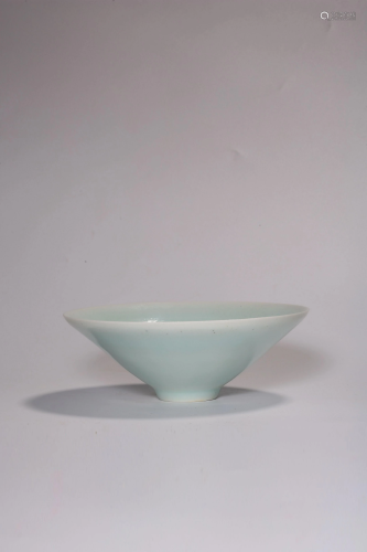 A CELADON-GLAZED BOWL.MING PERIOD