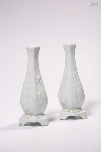 A PAIR OF DEHUA-GLAZED VASES