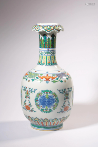 A DOUCAI BLUE AND WHITE VASE.MARK OF QIANLONG