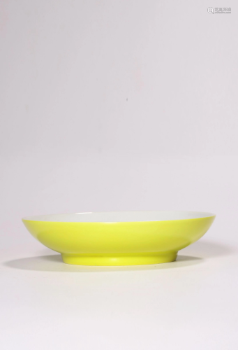 A YELLOW-GLAZED DISH.MARK OF YONGZHENG