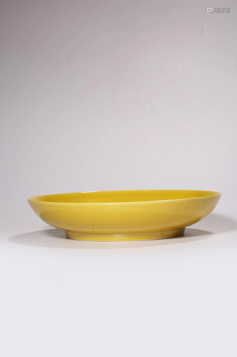 A YELLOW-GLAZED DISH.MARK OF YONGZHENG