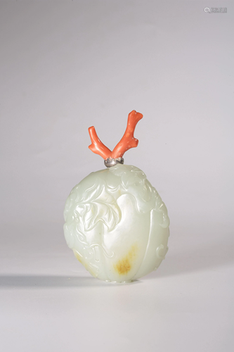 A CARVED WHITE JADE SNUFF BOTTLE.QING PERIOD