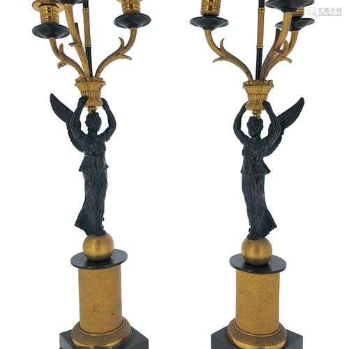 PAIRE DE CANDELABRES A décor de Victoires ailées en bronze à...