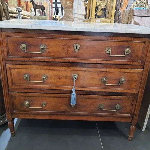 COMMODE En noyer ouvrant par trois tiroirs de longueur Monta...