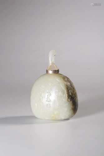 A CARVED WHITE JADE SNUFF BOTTLE.QING PERIOD