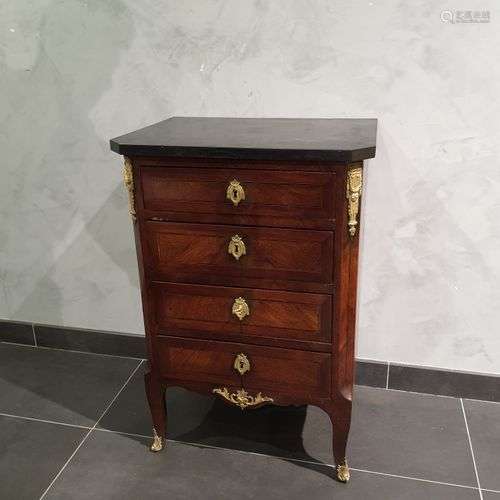 CHIFFONIER EN ACAJOU ET PLACAGE Ouvrant par quatre tiroirs E...