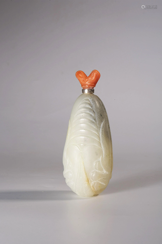 A CARVED WHITE JADE SNUFF BOTTLE.QING PERIOD